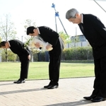 献花前、慰霊碑に一礼するＪＲ西日本の（左から）真鍋精志会長、長谷川一明社長、来島達夫副会長＝２５日午前７時３１分、尼崎市久々知３（撮影・中西幸大）