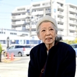 事故現場を訪れ、亡き長女への思いを語る藤崎光子さん＝２５日午前９時４０分、尼崎市潮江４（撮影・中西幸大）