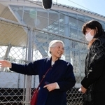 一人娘を失った現場で、負傷者家族の女性と語り合う藤崎光子さん（左）＝２５日午前９時２５分、尼崎市久々知西町２（撮影・中西幸大）