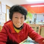 ちぎり絵に取り組む鈴木順子さん。「好きやからできる」＝西宮市内