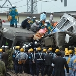 大量の人を動員して行われた救出活動＝尼崎市久々知３