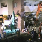 事故発生から３日目の夜。重機を慎重に使い、マンション内にめり込んだ先頭車両からの救助作業が続けられた＝２００５年４月２７日、尼崎市内