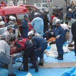 地面に横たわる乗客や搬送される負傷者らであふれた事故現場周辺＝２００５年４月２５日、尼崎市内