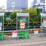 ３月末から閉鎖された駅前の喫煙所。お知らせが掲示され、進入禁止のテープが張り巡らされた＝１９日、神戸市中央区、ＪＲ三ノ宮駅前