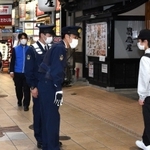 外出自粛を呼び掛ける警察官ら＝１７日午後、神戸市中央区（撮影・後藤亮平）