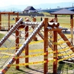 使用禁止になっている大型遊具＝２８日午後、尼崎市扇町、尼崎の森中央緑地（撮影・斎藤雅志）