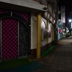 ほとんどの店が休業し、街の明かりが消えていた＝４月２８日、神戸市兵庫区福原町
