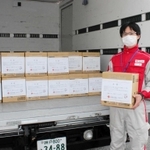 支援用の水を載せたトラック＝神戸市中央区脇浜海岸通１