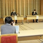 看護師の感染が確認され、会見を開いた神戸市と中央市民病院の幹部＝２９日午後、神戸市役所