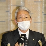 看護師の感染が確認され、会見で説明する中央市民病院の木原康樹院長＝２９日午後、神戸市役所