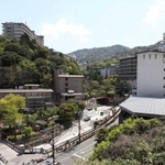 ほとんどの旅館や土産物店が休業している有馬温泉街＝３０日午前、神戸市北区有馬町（撮影・吉田敦史）