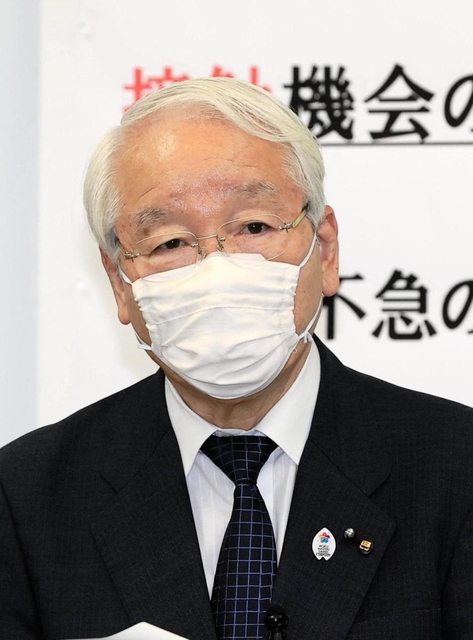 緊急事態宣言の延長について県の方針について説明する井戸敏三知事＝４日午後、神戸市中央区、兵庫県庁（撮影・斎藤雅志）