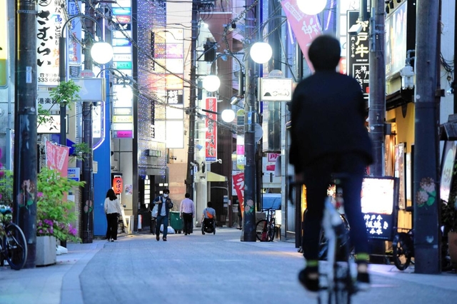 休業する飲食店も多く、閑散とする三宮・東門街。日常は遠い＝４日夜、神戸市中央区（撮影・中西幸大）