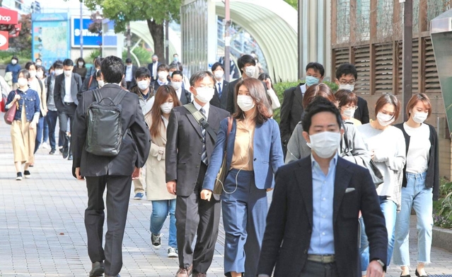 緊急事態宣言が延長された中で大型連休が明け、マスクを着けて職場に向かう人たち＝７日午前、神戸市中央区（撮影・鈴木雅之）