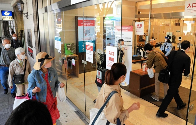 食品フロアの営業が再開され、入店する買い物客ら＝７日午前、神戸市中央区明石町、大丸神戸店（撮影・鈴木雅之）