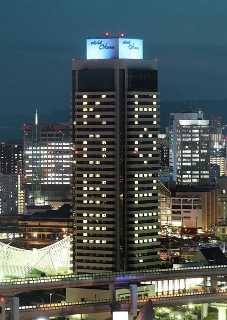 客室の明かりで「ＨＯＰＥ」「ＫＯＢＥ」の文字を浮かび上がらせたホテルオークラ神戸＝７日夜、神戸市中央区