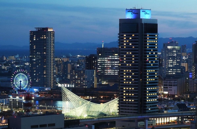 客室の明かりで「ＨＯＰＥ」「ＫＯＢＥ」の文字を浮かび上がらせたホテルオークラ神戸＝７日夜、神戸市中央区