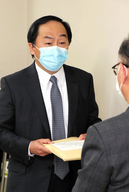 県の担当者に嘆願書を提出する兵庫県透析医会の石井洋治会長＝神戸市中央区、県職員会館