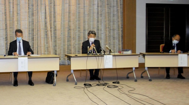 会見する神戸市や神戸労災病院幹部ら＝１０日午後、神戸市役所