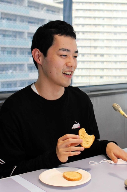 障害者施設で作られたラスクを試食する浜田祐太郎＝ラジオ関西