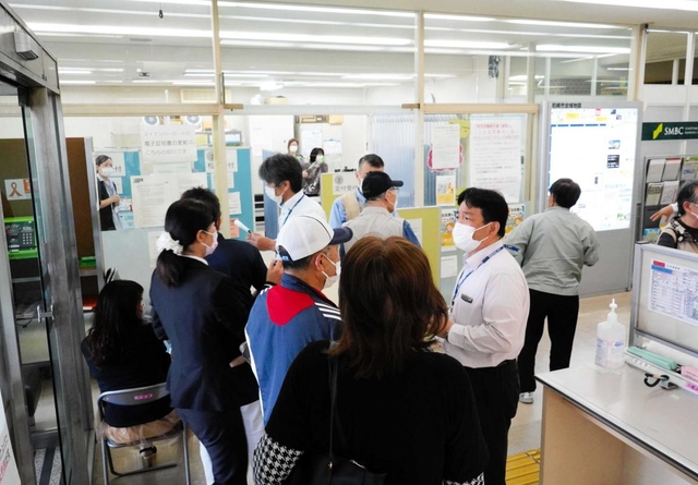 オンライン申請の問い合わせなどで混雑する窓口＝１１日、尼崎市役所
