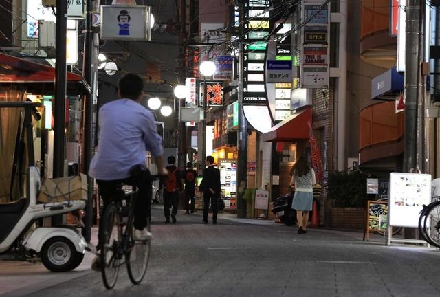 客足がまばらな三宮・東門街＝１４日夜、神戸市中央区（撮影・斎藤雅志）