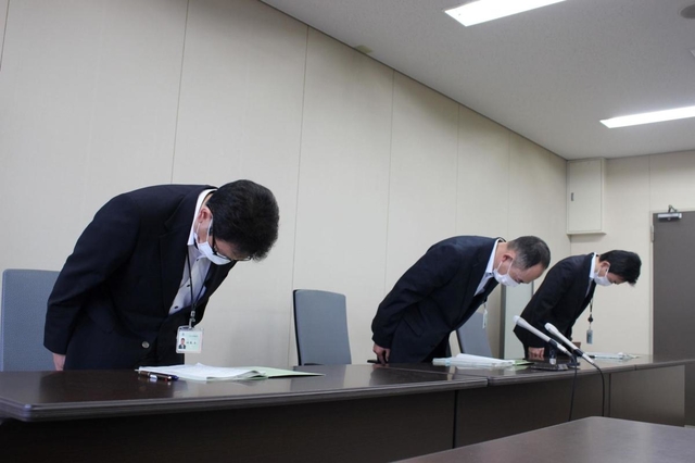 謝罪する生活擁護室の職員＝姫路市安田４、姫路市役所