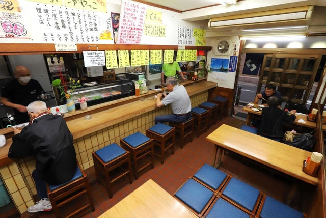 １６日から営業時間を２時間延長する居酒屋。三つあるテーブル席の中央は使わないようにしている＝１５日夜、神戸市中央区中町通２（撮影・吉田敦史）