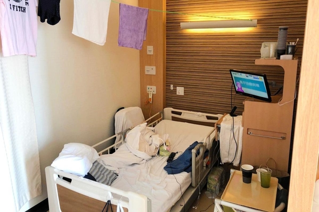 男性が入院２日目から過ごした大部屋内のスペース。手前にカーテンが引かれ、外の様子は分からない（男性提供）