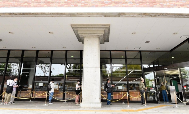 予約図書の貸し出しを再開した神戸市立中央図書館。多くの人が訪れた＝１７日午前、同市中央区楠町７（撮影・後藤亮平）