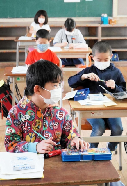 約１カ月ぶりに教室に集まった児童たち＝１８日午前、尼崎市下坂部１、尼崎市立下坂部小学校