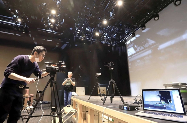 インターネットを使った舞台のライブ配信を見据えて準備をするスタッフら＝神戸市中央区琴ノ緒町５、神戸三宮シアター・エートー（撮影・斎藤雅志）