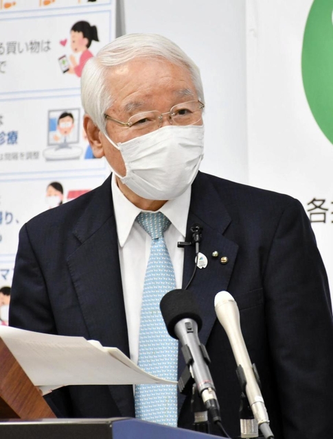 定例会見で説明する兵庫県の井戸敏三知事＝１８日午後、兵庫県庁