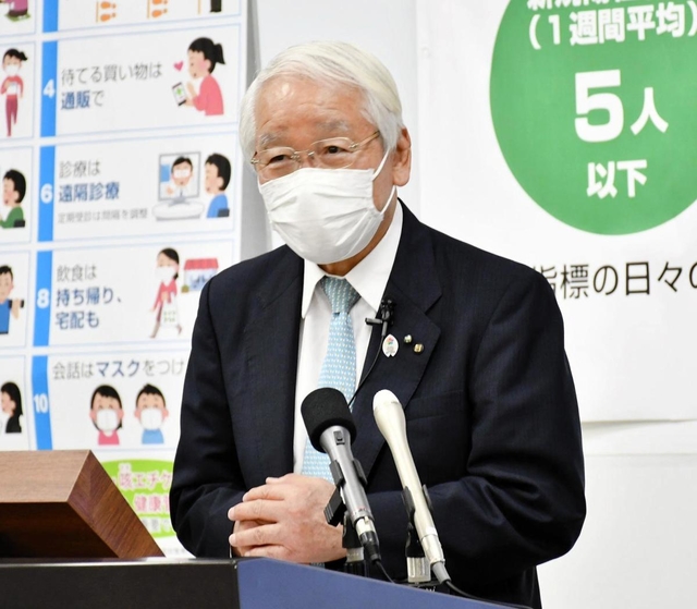 定例会見で説明する兵庫県の井戸敏三知事＝１８日午後、兵庫県庁