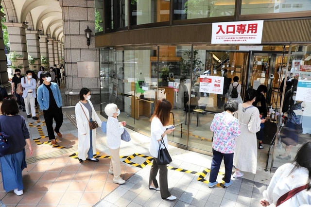 間隔を空けて列を作り、入店する買い物客＝１９日午前、神戸市中央区明石町、大丸神戸店（撮影・大山伸一郎）