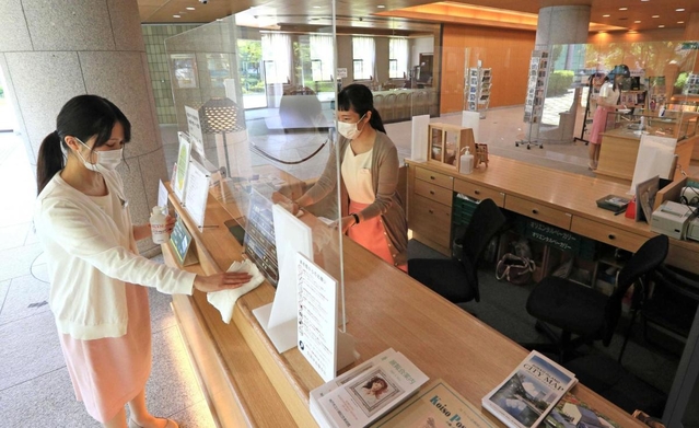 受付についたてを設置し、消毒しながら営業する小磯記念美術館＝１９日午前、神戸市東灘区向洋町中５（撮影・鈴木雅之）