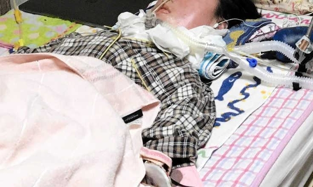 自宅療養で常時呼吸管理を要する障害者。家族全員が感染への不安に包まれる＝神戸市内（家族提供）