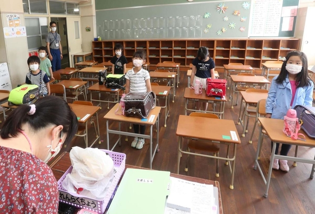 間隔を空けて席に着く児童＝２０日午前、神戸市中央区中山手通４、こうべ小学校（撮影・辰巳直之）