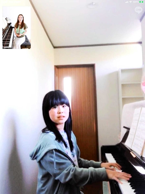 タブレット端末に映し出された生徒の演奏の様子。画面を通じて、表情や指の動きなどをアドバイスする（建部礼子さん提供）