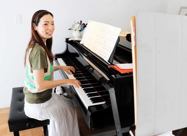 タブレット端末（手前）を使ったオンラインレッスンを始めた建部礼子さん＝神戸市長田区