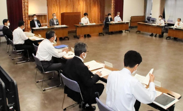 緊急事態宣言解除を受けて開かれた加古川市新型コロナウイルス感染症対策本部会議＝２１日午後、加古川市野口町良野、市立勤労会館