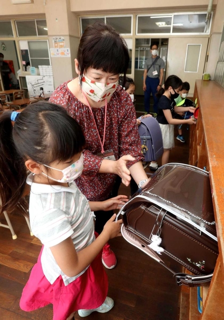 休校中の分散登校日。マスク姿で接する教員と児童＝２０日、神戸市中央区中山手通４、こうべ小学校（撮影・辰巳直之）