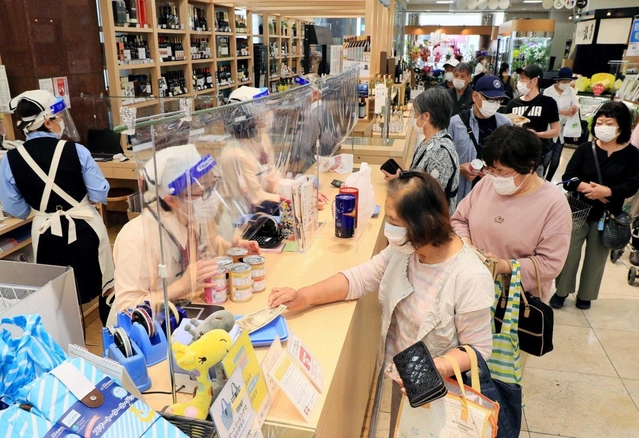 再開したそごう西神店で買い物をする人たち＝２２日午前、神戸市西区糀台５（撮影・鈴木雅之）