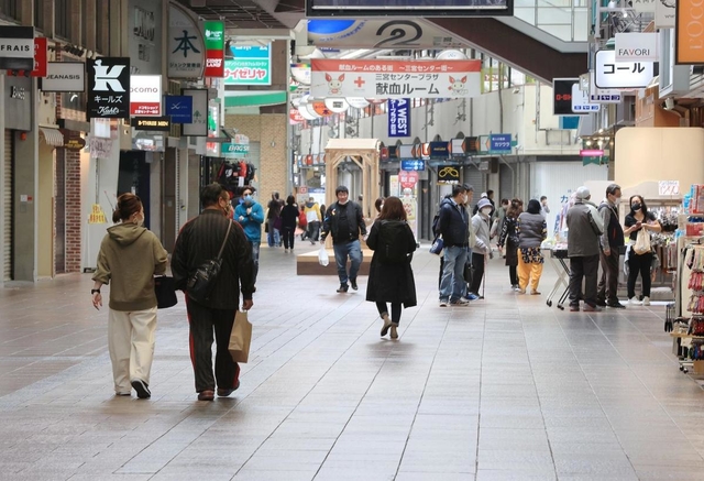 ２０２０年４月２６日の三宮センター街＝神戸市中央区
