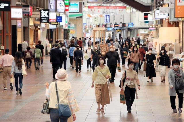 ２０２０年５月１８日正午すぎの三宮センター街＝神戸市中央区