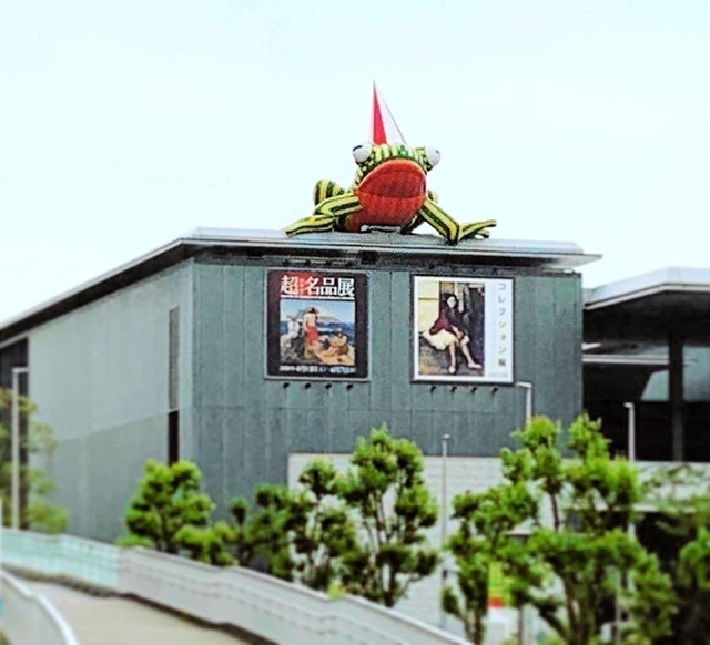 空に、緑や赤、黄が色鮮やかに映える風船オブジェ「美かえる」＝２２日、兵庫県立美術館（同館提供）