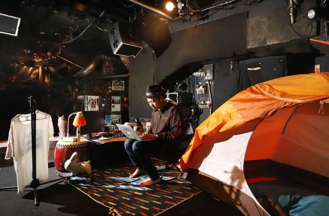舞台上にテントを張って住み込み、ライブ再開の日を待つ風次さん＝２２日夜、神戸市中央区琴ノ緒町２（撮影・吉田敦史）