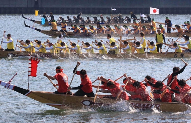 昨年開催のペーロン競漕の一シーン＝２０１９年５月２６日、相生市の相生湾