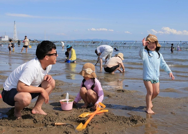 干潟でアサリを探す親子連れ＝２３日午後、姫路市的形町的形