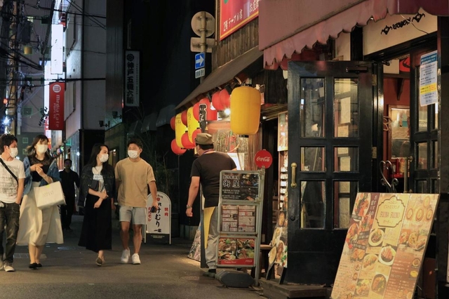 にぎわいが戻りつつある神戸・三宮。店の入り口を開放して営業する店が目立つ＝２３日夜、神戸市中央区北長狭通２（撮影・斎藤雅志）